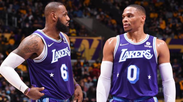 1642948030215008743.jpg 012022-lebronruss.jpg
